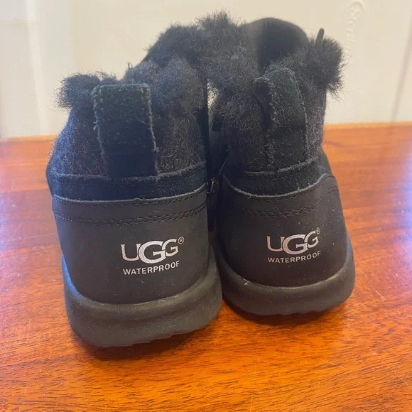 UGG Neumel zip-up boot - Boys Size 5 - Picture 3 of 6